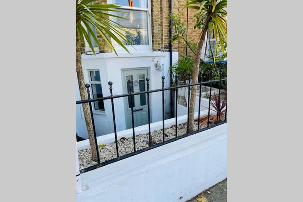 Apartament Stunning, Stylish Garden Flat In The Heart Of Wimbledon Londyn Zewnętrze zdjęcie